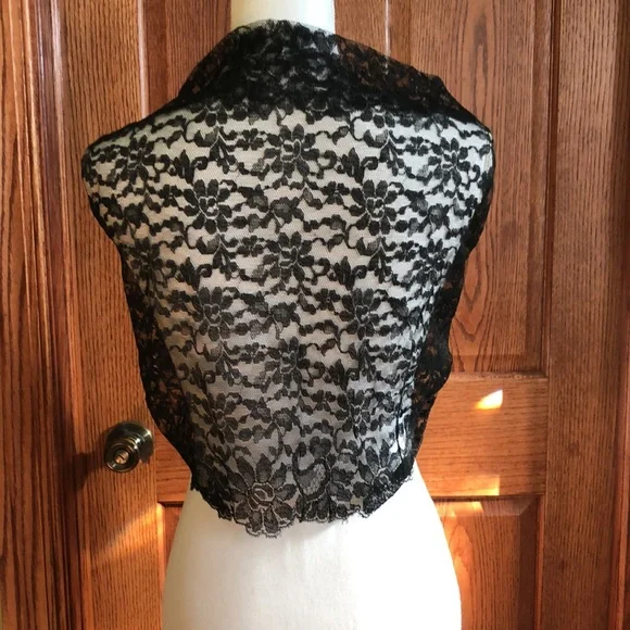 NEW LISTING! Vintage Lace Wrap w/Fringe - Picture 8 of 8